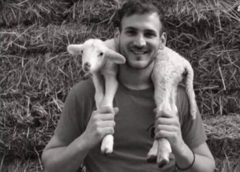 Ο τυροκόμος του GNTM, επέστρεψε στη κτηνοτροφική του μονάδα και μιλάει για τη ζωή στη Λάρισα
