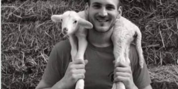 Alldaynews.gr Ο τυροκόμος του GNTM, επέστρεψε στη κτηνοτροφική του μονάδα και μιλάει για τη ζωή στη Λάρισα