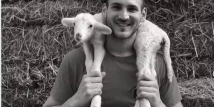 Alldaynews.gr Ο τυροκόμος του GNTM, επέστρεψε στη κτηνοτροφική του μονάδα και μιλάει για τη ζωή στη Λάρισα