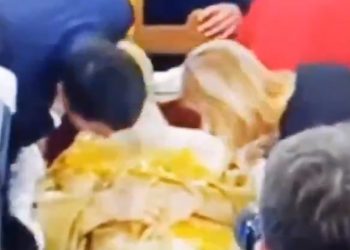 Πιστοί Φίλησαν το Μητροπολίτη Αμφιλόχιο που πέθανε από κορονοϊό[video]