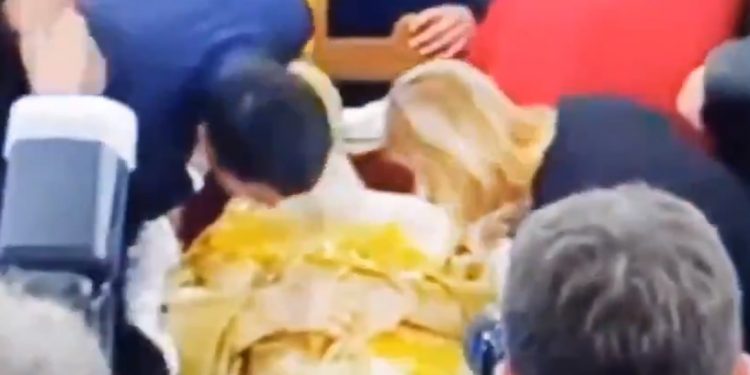 Πιστοί Φίλησαν το Μητροπολίτη Αμφιλόχιο που πέθανε από κορονοϊό[video]