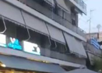 ΜΑΤ μέσα σε καφετέριες με γκλομπ και χημικά