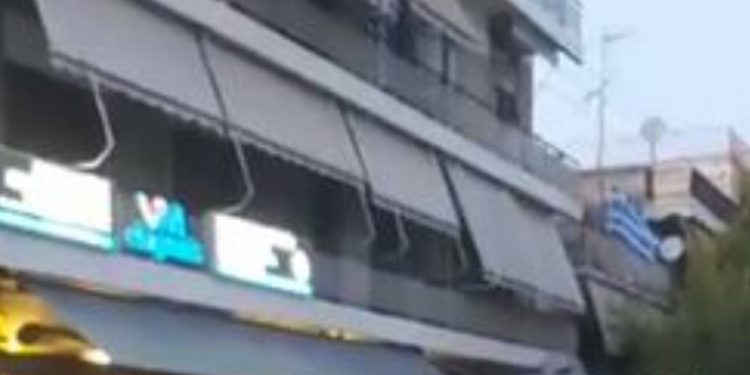 Alldaynews.gr ΜΑΤ μέσα σε καφετέριες με γκλομπ και χημικά