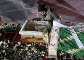 Alldaynews.gr Απίστευτες εικόνες στη Σερβία: Συνωστισμός στο λαϊκό προσκύνημα του Πατριάρχη Ειρηναίου