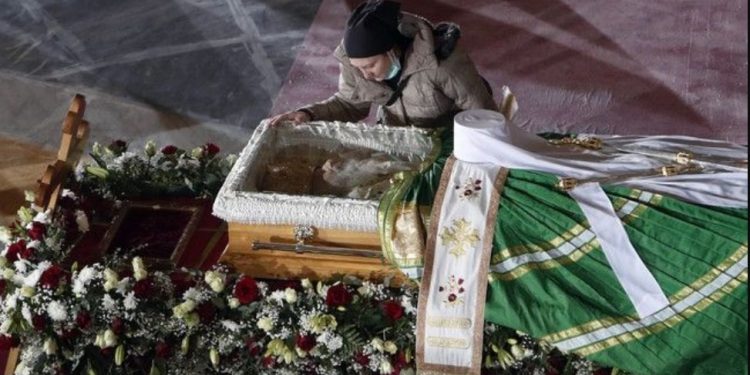 Alldaynews.gr Απίστευτες εικόνες στη Σερβία: Συνωστισμός στο λαϊκό προσκύνημα του Πατριάρχη Ειρηναίου