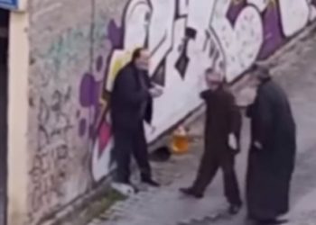 Ιερέας δέρνει ηλικιωμένο σε δρόμο της Κοζάνης