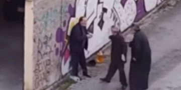 Alldaynews.gr Ιερέας δέρνει ηλικιωμένο σε δρόμο της Κοζάνης