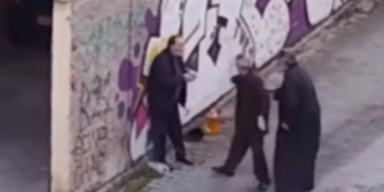 Alldaynews.gr Ιερέας δέρνει ηλικιωμένο σε δρόμο της Κοζάνης