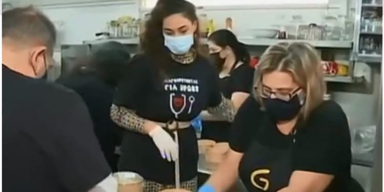 Μπράβο τους! Εστιάτορες στη Σίνδο έβαλαν «λουκέτο» στα μαγαζιά τους αλλά μαγειρεύουν για γιατρούς και νοσηλευτές