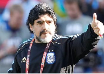 Υπάλληλοι του Γραφείου Τελετών Έβγαζαν Selfie με τον νεκρό Μαραντόνα[photo]