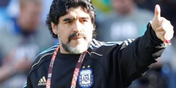 Υπάλληλοι του Γραφείου Τελετών Έβγαζαν Selfie με τον νεκρό Μαραντόνα[photo]