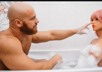 Bodybuilder παντρεύτηκε επιτέλους την αγαπημένη του κούκλα του σ3ξ