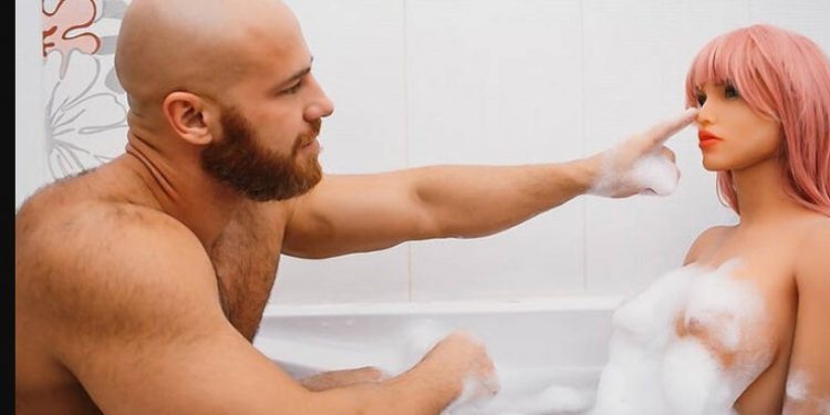 Alldaynews.gr Bodybuilder παντρεύτηκε επιτέλους την αγαπημένη του κούκλα του σ3ξ