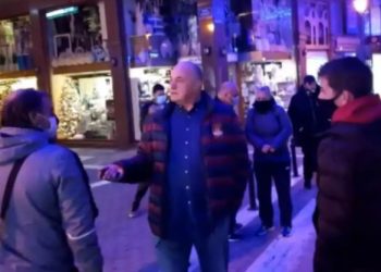 Χαμός για τη βόλτα του Μπέου χωρίς μάσκα στο Βόλο[video]