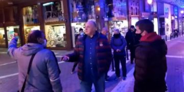 Χαμός για τη βόλτα του Μπέου χωρίς μάσκα στο Βόλο[video]