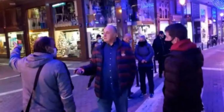 Χαμός για τη βόλτα του Μπέου χωρίς μάσκα στο Βόλο[video]