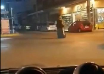 Ιερέας θυμιάτιζε μόνος του σε δρόμους της Ηλιούπολης[video]