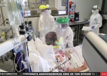 Η πρώτη αποσωλήνωση ασθενή με κορονοϊό στο Γεννηματάς: Χαμόγελα νίκης κάτω από τις μάσκες