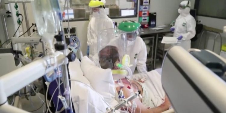 Alldaynews.gr Η πρώτη αποσωλήνωση ασθενή με κορονοϊό στο Γεννηματάς: Χαμόγελα νίκης κάτω από τις μάσκες