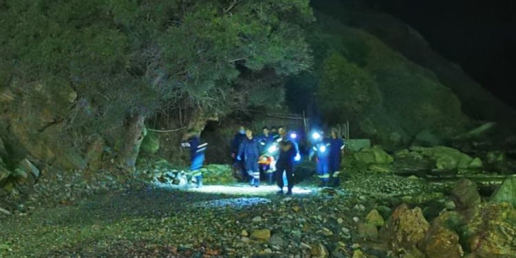 Τραγωδία στη Σύρο: Γυναίκα έπεσε σε γκρεμό από μεγάλο ύψος[photos]