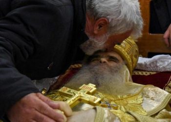 Πιστοί φιλούν τη σορό του Μητροπολίτη Αμφιλόχιου που πέθανε από κορονοϊό (vids)