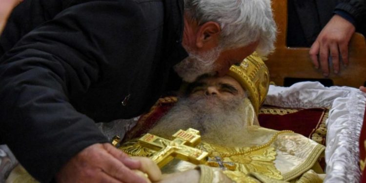 Alldaynews.gr Πιστοί φιλούν τη σορό του Μητροπολίτη Αμφιλόχιου που πέθανε από κορονοϊό (vids)