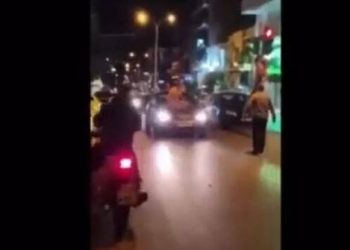 Ζωγράφου: Άνδρας γυμνός στη μέση του δρόμου άρχισε να χοροπηδά πάνω σε αυτοκίνητα (video)