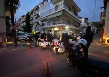 Νεαροί που έπαιζαν μπάσκετ χτύπησαν αστυνομικούς που πήγαν για έλεγχο! Τραυματίστηκε αστυνομικός (video)