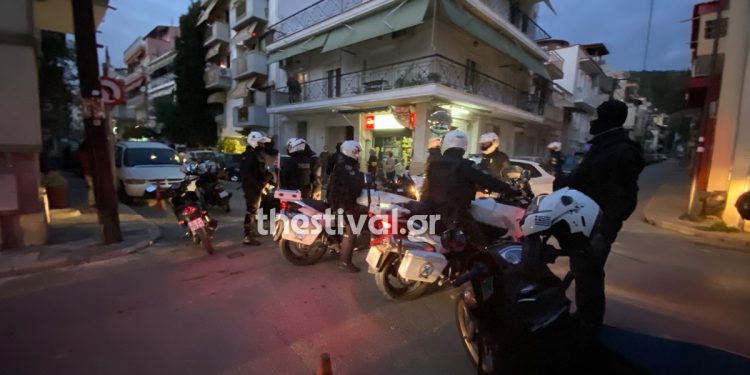 Alldaynews.gr Νεαροί που έπαιζαν μπάσκετ χτύπησαν αστυνομικούς που πήγαν για έλεγχο! Τραυματίστηκε αστυνομικός (video)