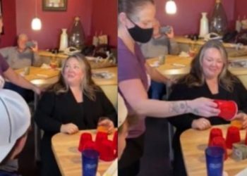 Πελάτες παίζουν με την σερβιτόρα και της αφήνουν 1000 δολάρια φιλοδώρημα (Video)