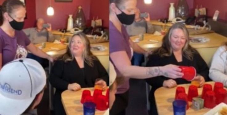 Alldaynews.gr Πελάτες παίζουν με την σερβιτόρα και της αφήνουν 1000 δολάρια φιλοδώρημα (Video)