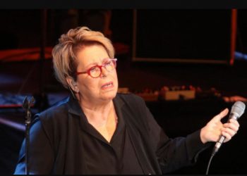 Καταγγέλλουν την Δήμητρα Γαλάνη οτι έστειλε την αστυνομία σε συσσίτιο – Τι απαντά η τραγουδίστρια