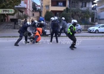 Άγριο ξύλο στα Γιάννενα για το Πολυτεχνείο – Επεισόδια και τραυματισμοί (Video)