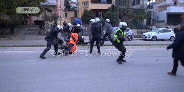 Alldaynews.gr Άγριο ξύλο στα Γιάννενα για το Πολυτεχνείο – Επεισόδια και τραυματισμοί (Video)