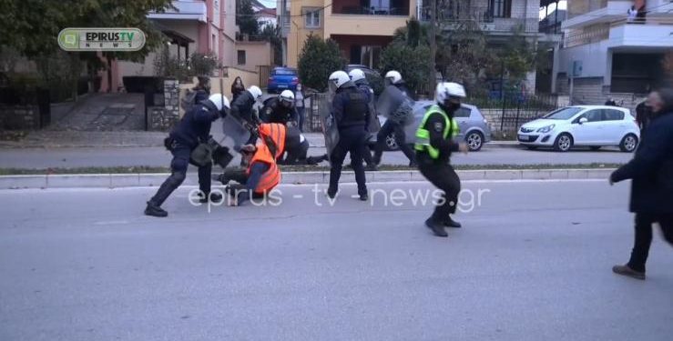 Alldaynews.gr Άγριο ξύλο στα Γιάννενα για το Πολυτεχνείο – Επεισόδια και τραυματισμοί (Video)