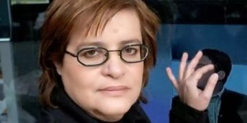 Alldaynews.gr Σοκαρισμένη η Ντέπυ Γκολεμά – Αυτοκτόνησε ο γείτονάς της: «Από το παράθυρο μου άκουσα ένα μεγάλο θόρυβο»