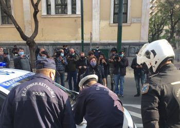 Πρόστιμο 300 ευρώ σε γυναίκα που άφησε λουλούδι στο Πολυτεχνείο