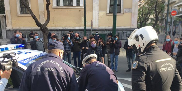 Πρόστιμο 300 ευρώ σε γυναίκα που άφησε λουλούδι στο Πολυτεχνείο