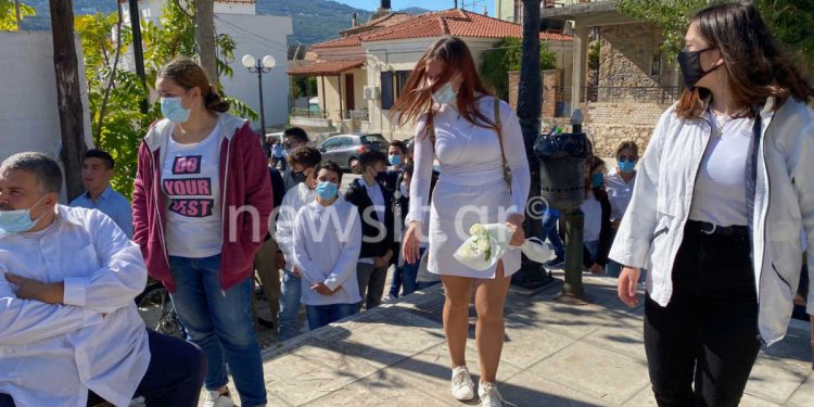 Alldaynews.gr Σπαραγμός στο τελευταίο αντίο στη 15χρονη Κλαίρη – Στα λευκά οι συμμαθητές της