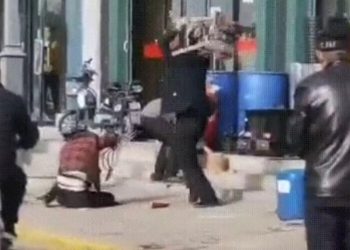 Οργή! Χτυπούσε τη γυναίκα του μέχρι να την σκοτώσει και οι περαστικοί… απλά κοιτούσαν – ΣΚΛΗΡΕΣ ΕΙΚΟΝΕΣ