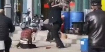 Alldaynews.gr Οργή! Χτυπούσε τη γυναίκα του μέχρι να την σκοτώσει και οι περαστικοί… απλά κοιτούσαν – ΣΚΛΗΡΕΣ ΕΙΚΟΝΕΣ