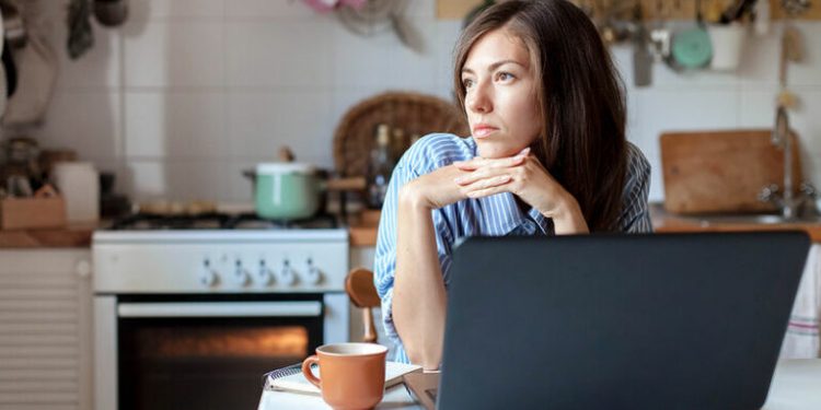 koinoniki-apomonosi-εργασία στο σπίτι