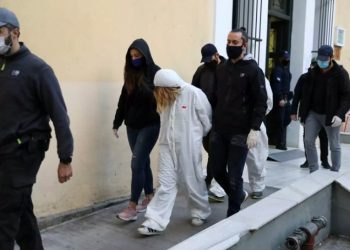 “Την άκουγα στο διπλανό δωμάτιο να ουρλιάζει” – Ανατριχιαστική περιγραφή της 15χρονης για τη δολοφονία της μητέρας της