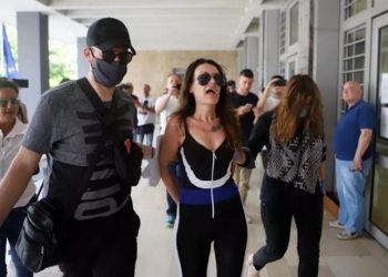 Συνελήφθη και πάλι η «παρουσιάστρια» που επιτέθηκε με νερό στον Χαρδαλιά (vid)