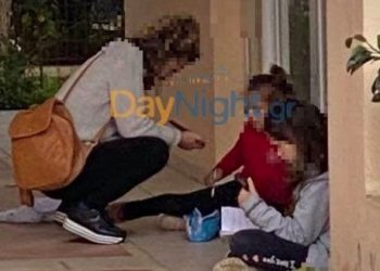 Εικόνες ντροπής: Παιδιά παρακολουθούν τα μαθήματα σε πεζούλι