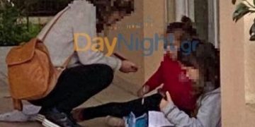 Alldaynews.gr Εικόνες ντροπής: Παιδιά παρακολουθούν τα μαθήματα σε πεζούλι