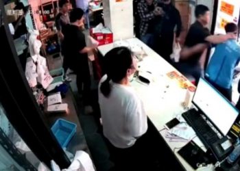 Άγριο ξύλο σε εστιατόριο – Ο ντελιβεράς τα έκανε λαμπόγυαλο γιατί του καθυστερούσαν την παραγγελία (Video)