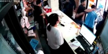 Alldaynews.gr Άγριο ξύλο σε εστιατόριο – Ο ντελιβεράς τα έκανε λαμπόγυαλο γιατί του καθυστερούσαν την παραγγελία (Video)