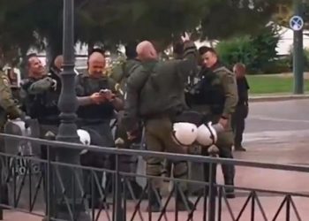 Πολυτεχνείο-Καταστολή: Σάλος με φωτογραφίες αστυνομικών χωρίς μάσκες