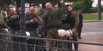 Alldaynews.gr Πολυτεχνείο-Καταστολή: Σάλος με φωτογραφίες αστυνομικών χωρίς μάσκες